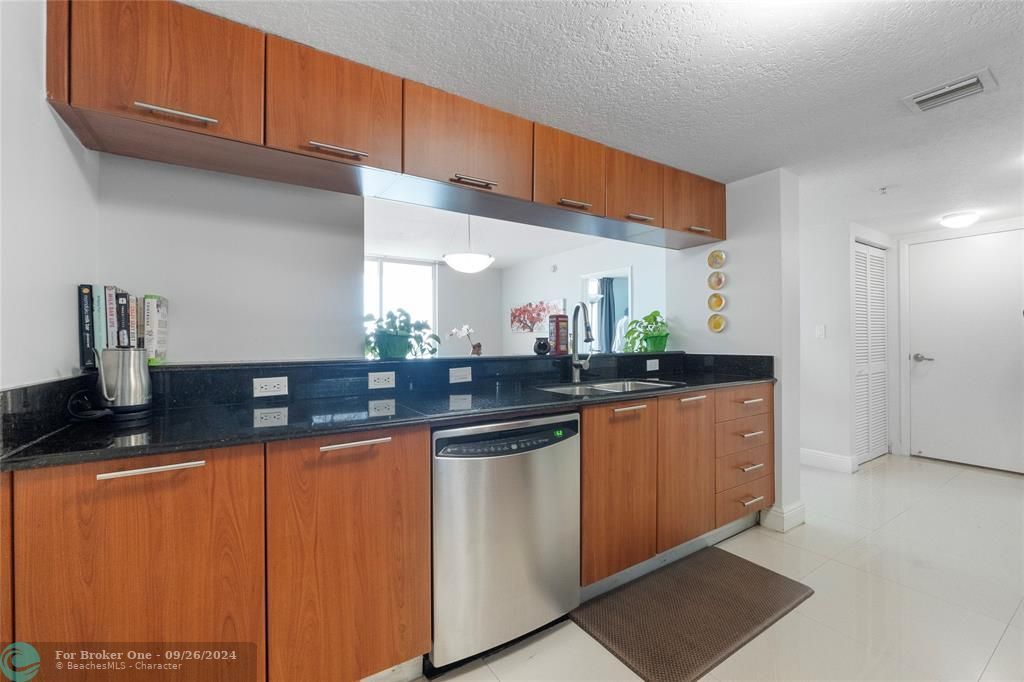 For Sale: $479,994 (1 beds, 1 baths, 841 Square Feet)