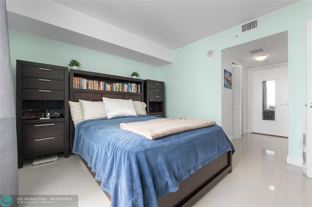 For Sale: $479,994 (1 beds, 1 baths, 841 Square Feet)