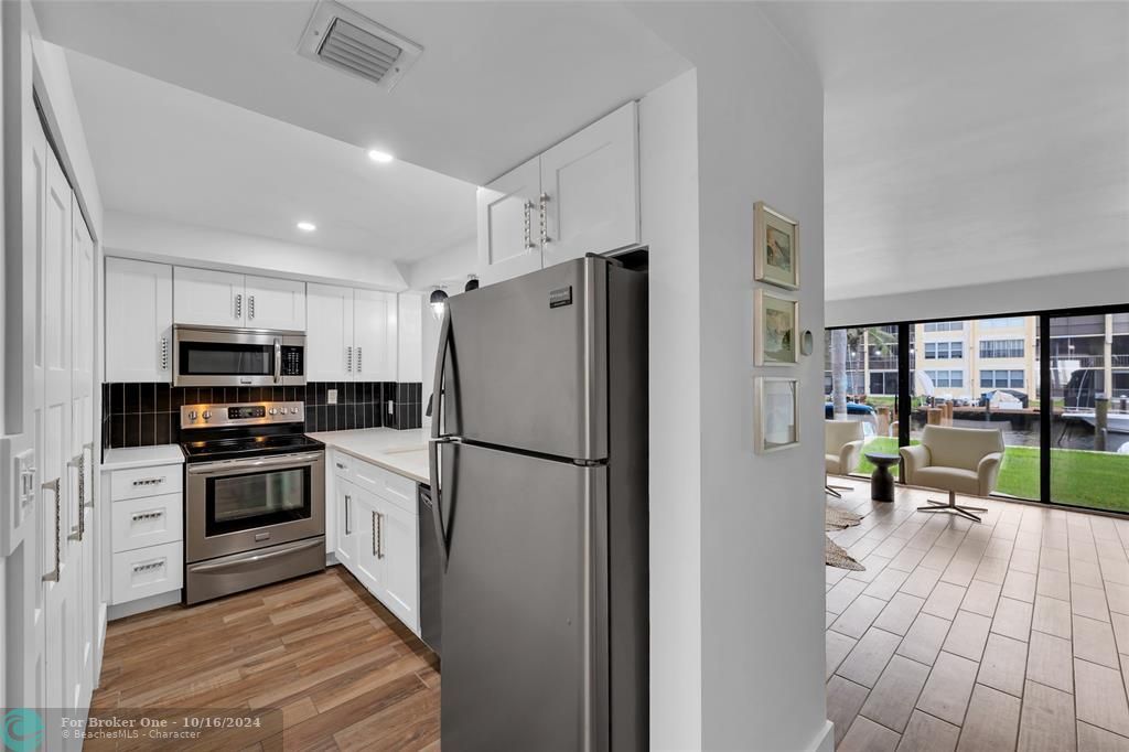 For Sale: $459,000 (1 beds, 1 baths, 885 Square Feet)