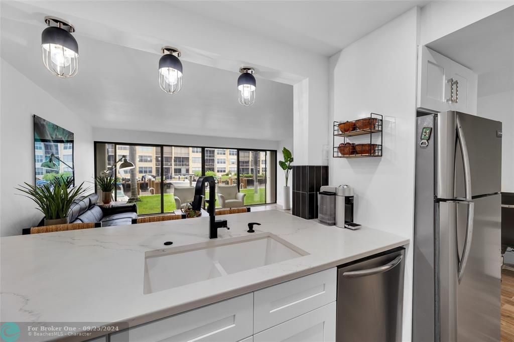 For Sale: $459,000 (1 beds, 1 baths, 885 Square Feet)