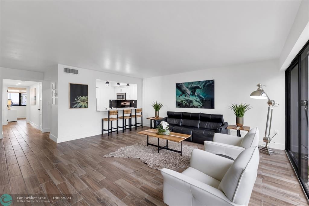 For Sale: $459,000 (1 beds, 1 baths, 885 Square Feet)