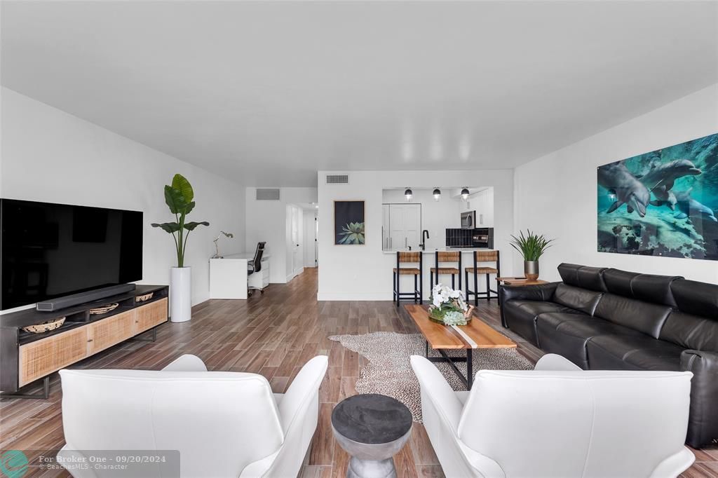 For Sale: $459,000 (1 beds, 1 baths, 885 Square Feet)