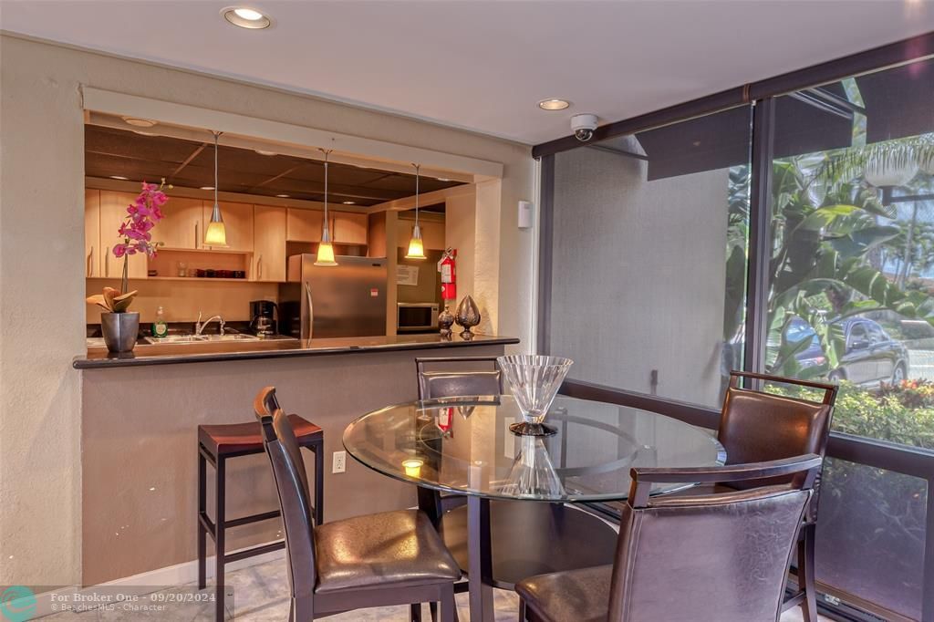 For Sale: $459,000 (1 beds, 1 baths, 885 Square Feet)