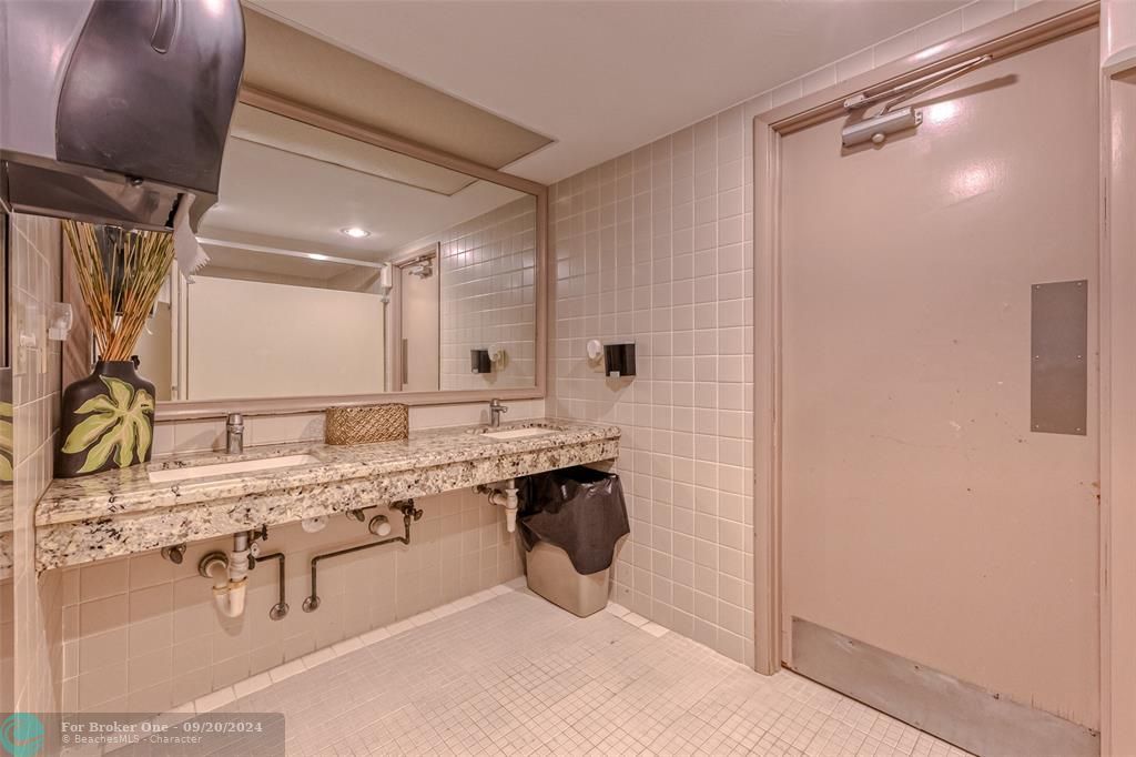 For Sale: $459,000 (1 beds, 1 baths, 885 Square Feet)