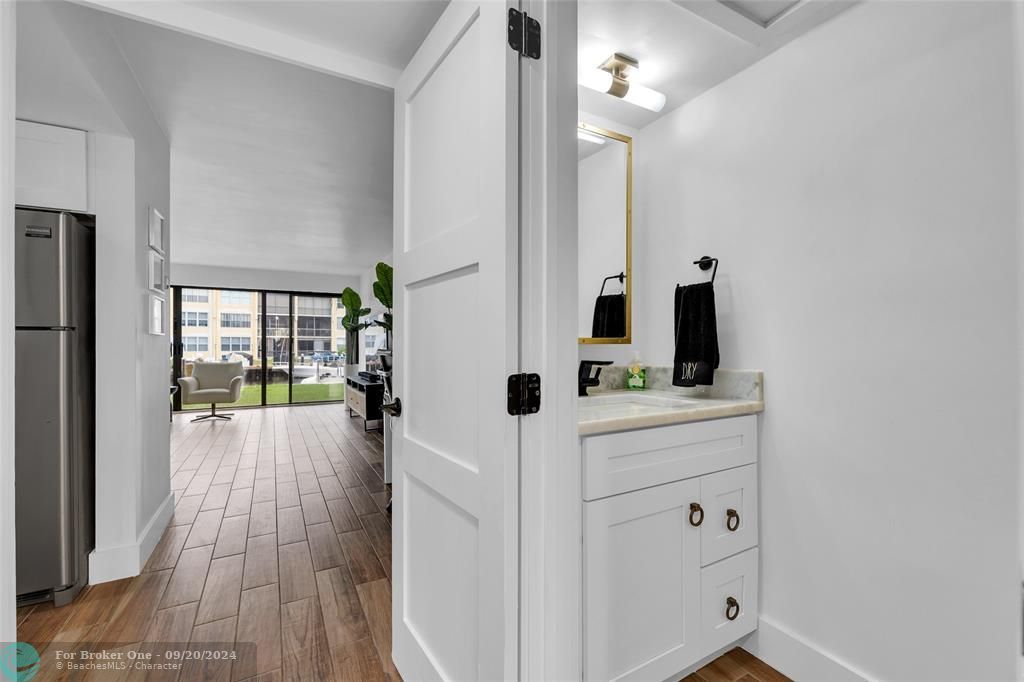 For Sale: $459,000 (1 beds, 1 baths, 885 Square Feet)