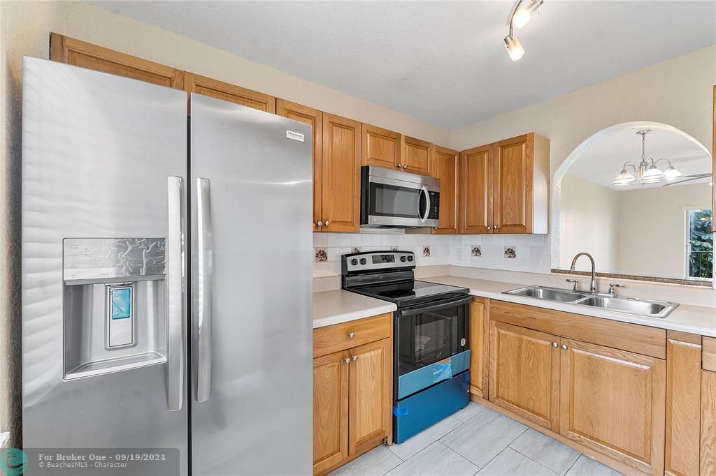 For Sale: $235,000 (2 beds, 2 baths, 832 Square Feet)