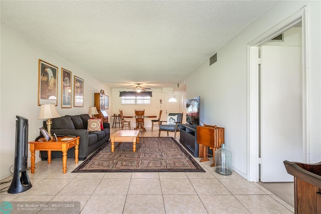 For Sale: $147,000 (1 beds, 1 baths, 900 Square Feet)