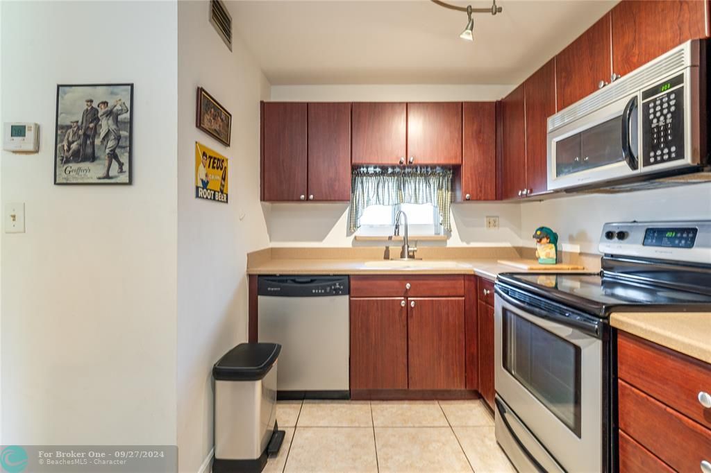 For Sale: $147,000 (1 beds, 1 baths, 900 Square Feet)