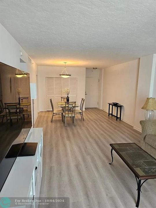 For Rent: $3,000 (1 beds, 1 baths, 883 Square Feet)