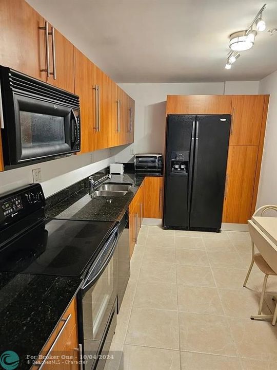 For Rent: $3,000 (1 beds, 1 baths, 883 Square Feet)