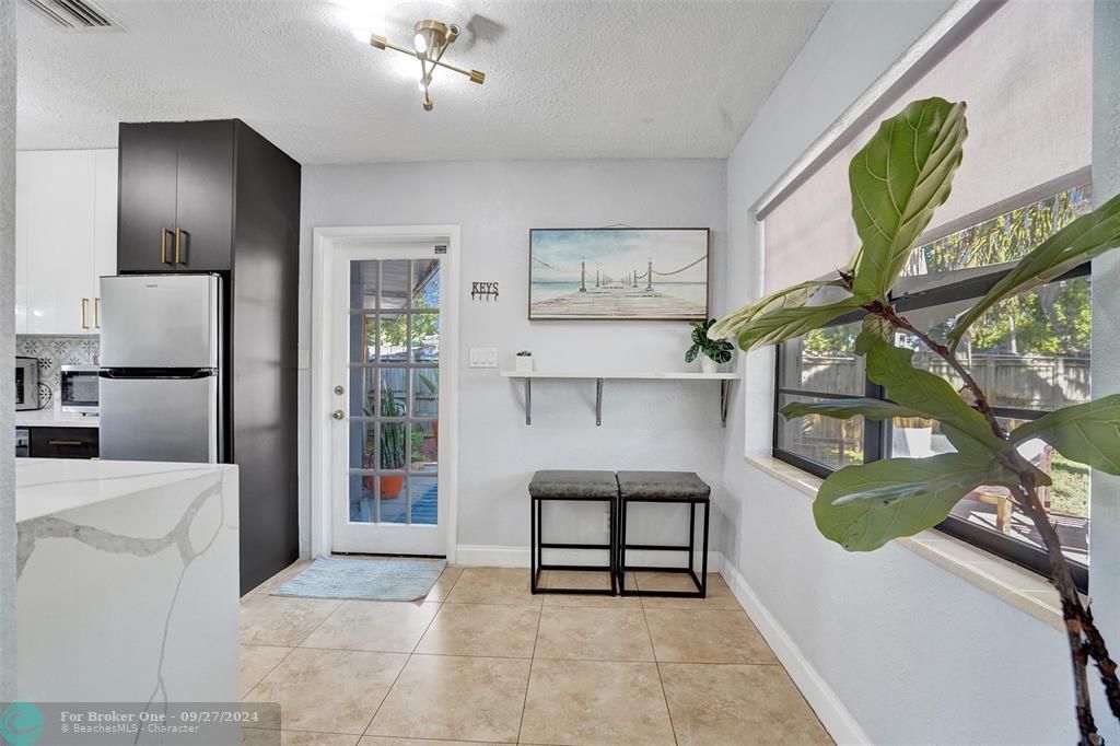 For Sale: $600,000 (2 beds, 1 baths, 940 Square Feet)