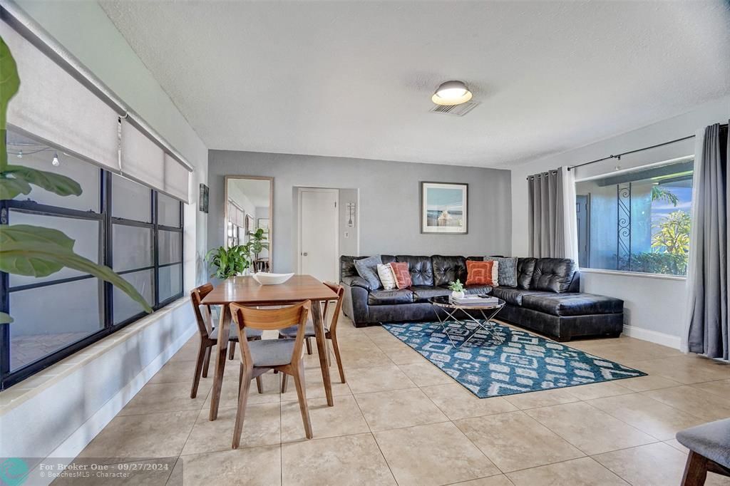 For Sale: $600,000 (2 beds, 1 baths, 940 Square Feet)