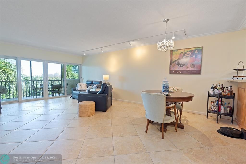 For Sale: $368,000 (2 beds, 2 baths, 1255 Square Feet)