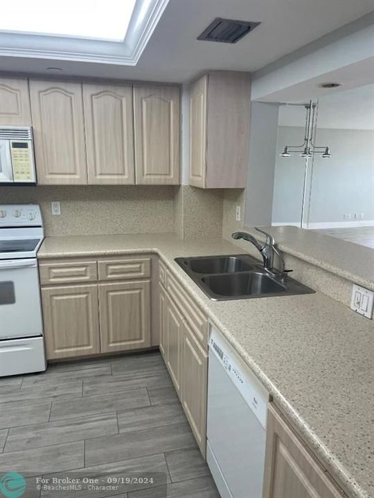 For Rent: $2,500 (1 beds, 1 baths, 855 Square Feet)