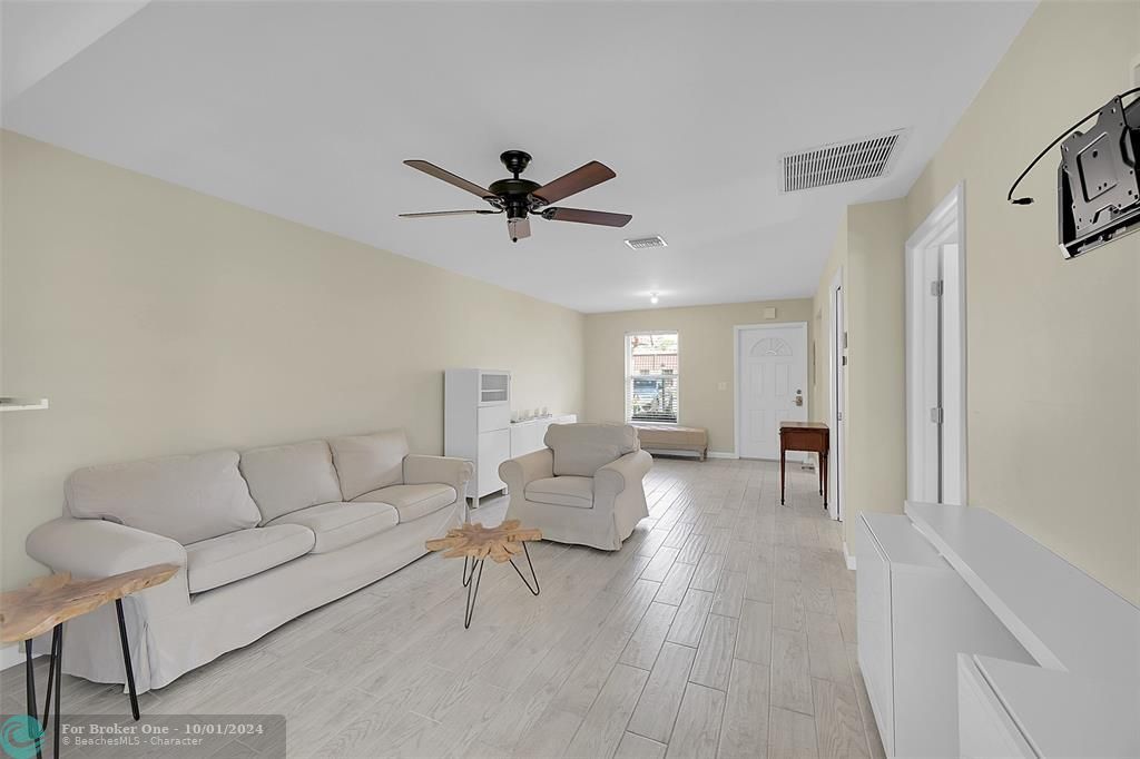 For Sale: $207,000 (2 beds, 2 baths, 839 Square Feet)