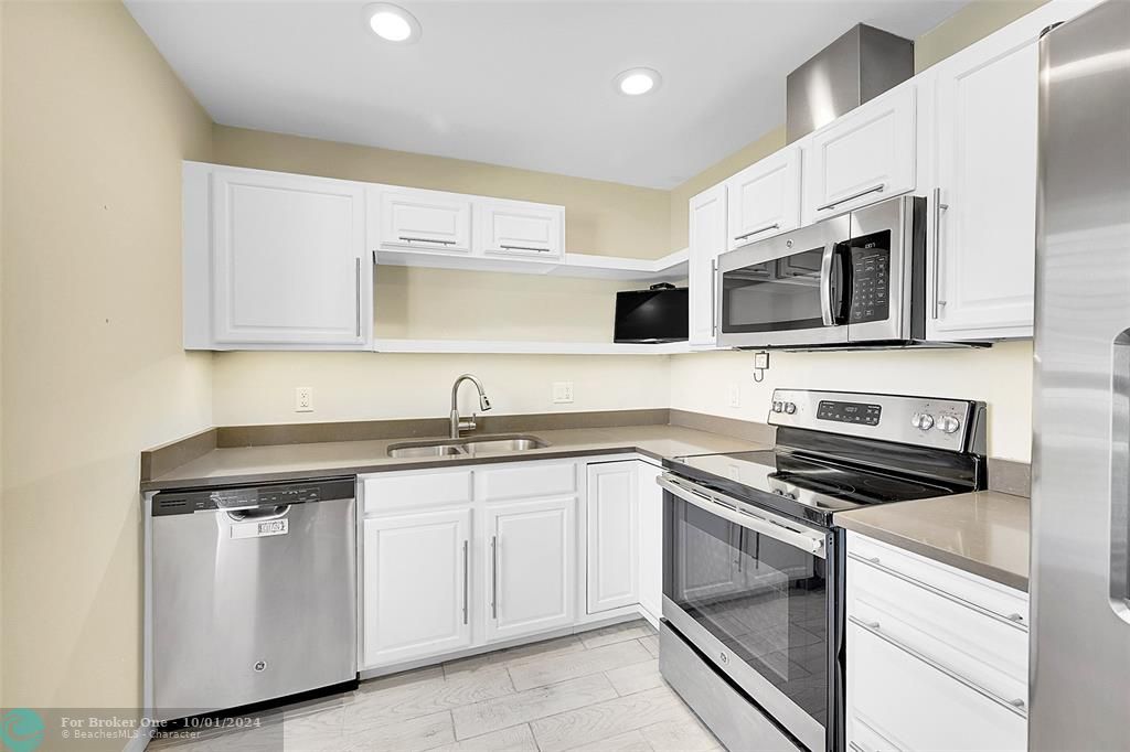 For Sale: $207,000 (2 beds, 2 baths, 839 Square Feet)