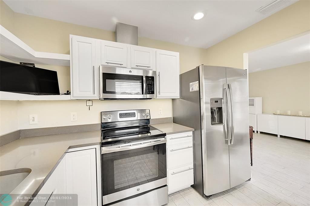 For Sale: $207,000 (2 beds, 2 baths, 839 Square Feet)