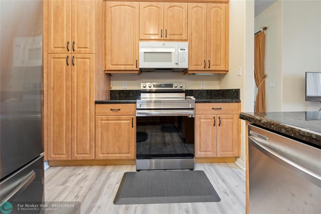 For Sale: $379,900 (2 beds, 2 baths, 1600 Square Feet)