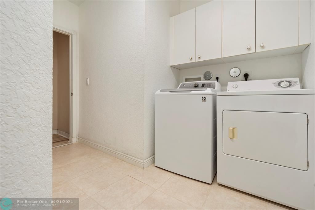 For Sale: $379,900 (2 beds, 2 baths, 1600 Square Feet)