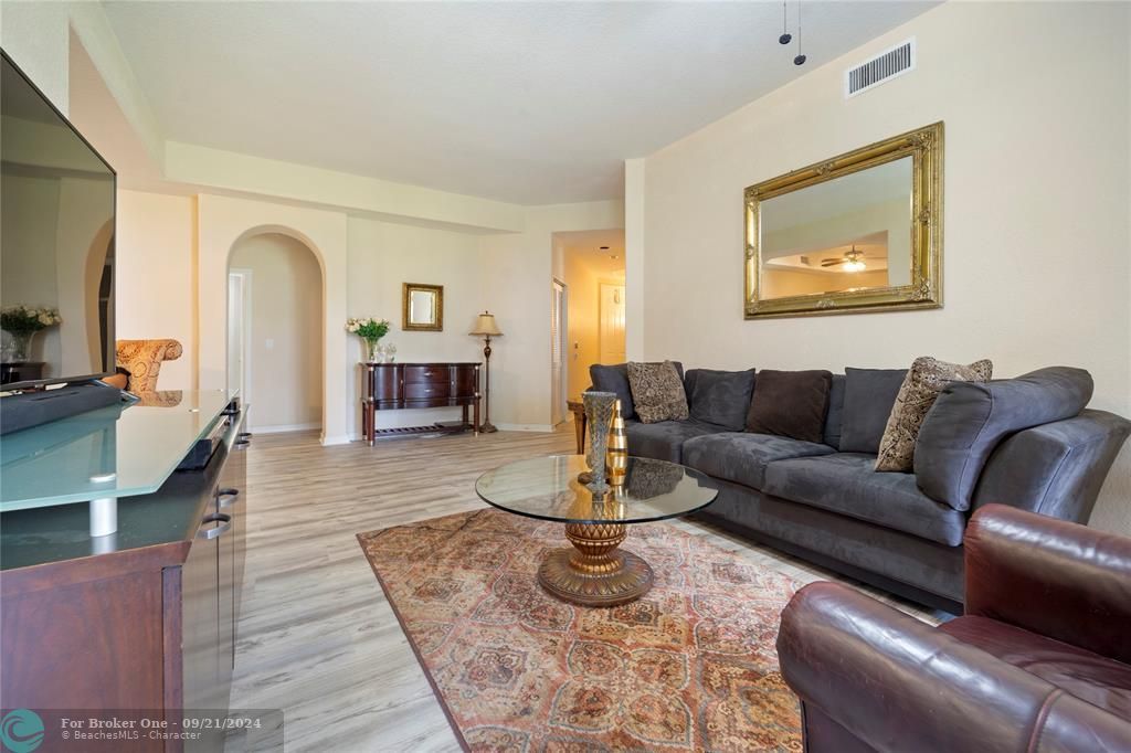 For Sale: $379,900 (2 beds, 2 baths, 1600 Square Feet)