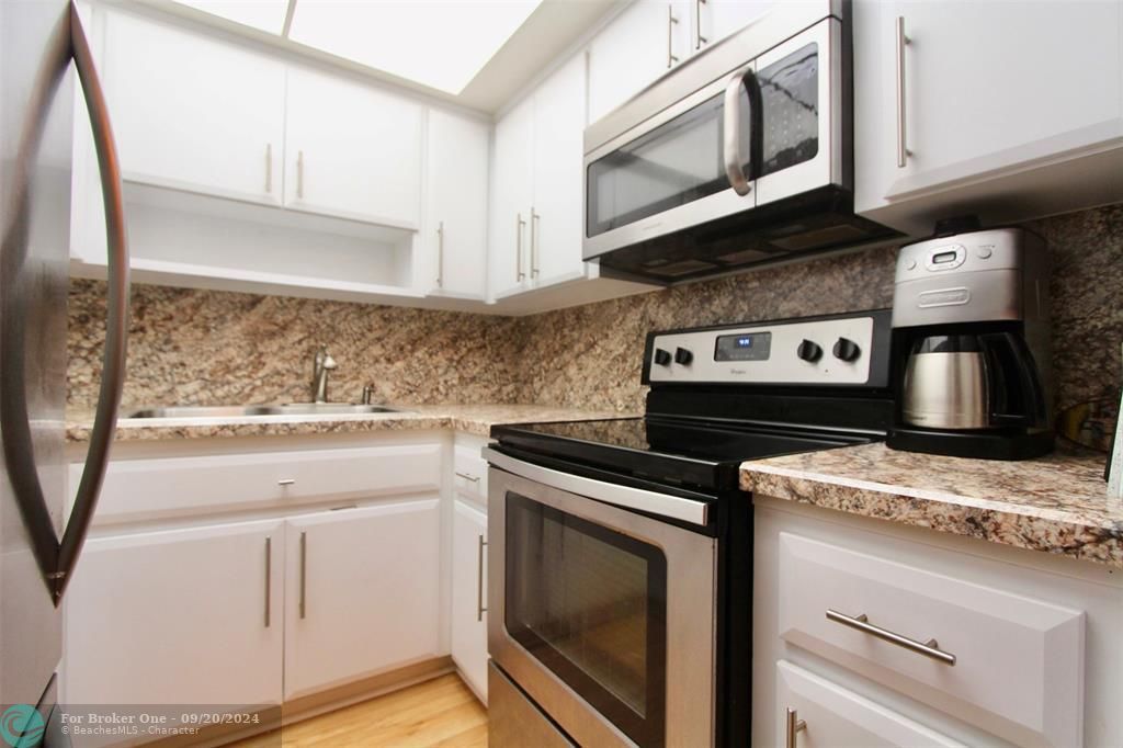 For Sale: $230,000 (1 beds, 1 baths, 650 Square Feet)