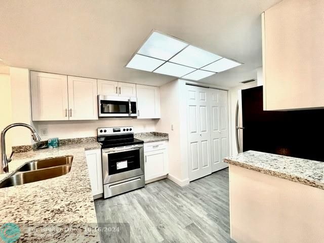 For Rent: $2,025 (2 beds, 2 baths, 986 Square Feet)