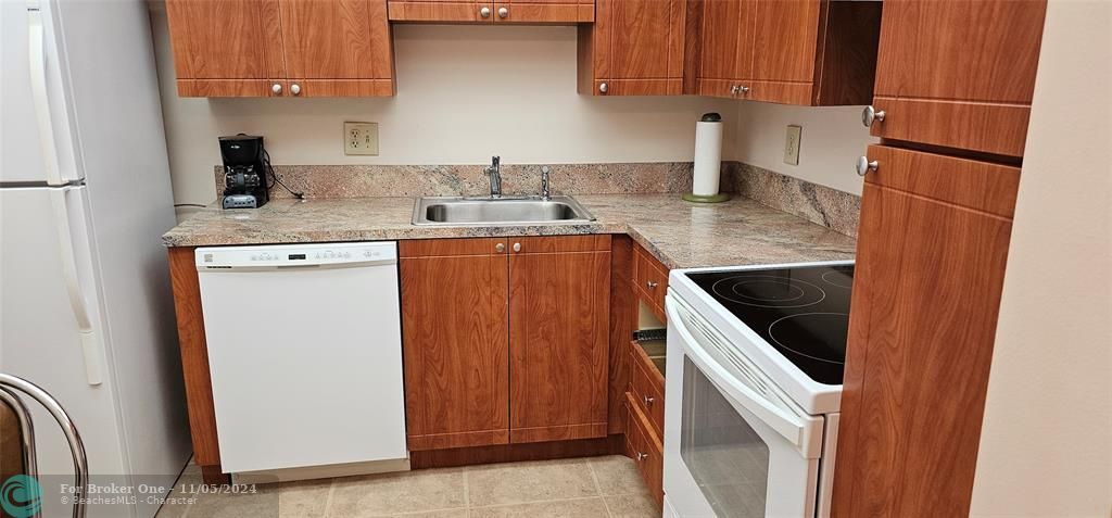 For Sale: $134,900 (1 beds, 1 baths, 740 Square Feet)