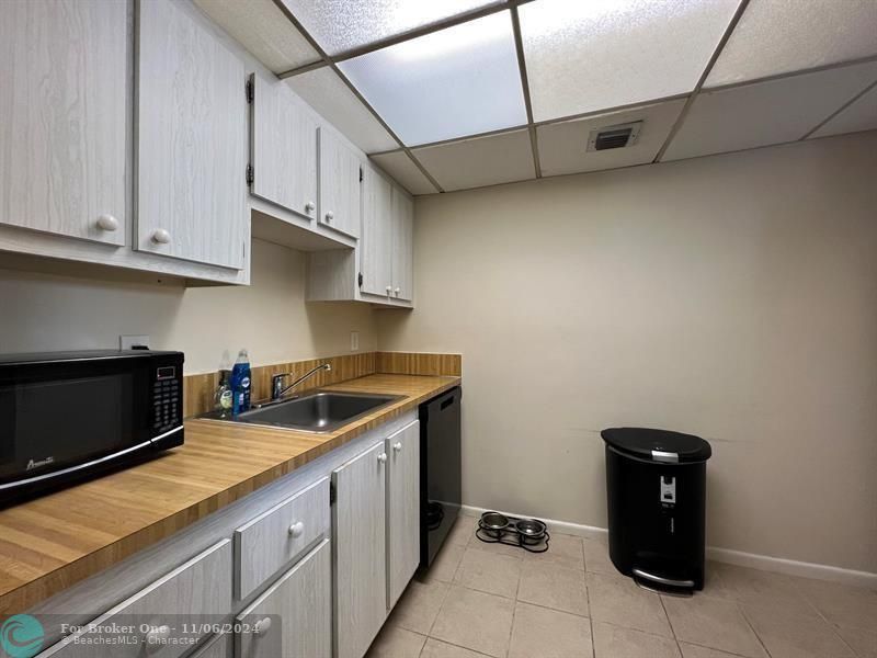 For Rent: $2,050 (2 beds, 1 baths, 880 Square Feet)