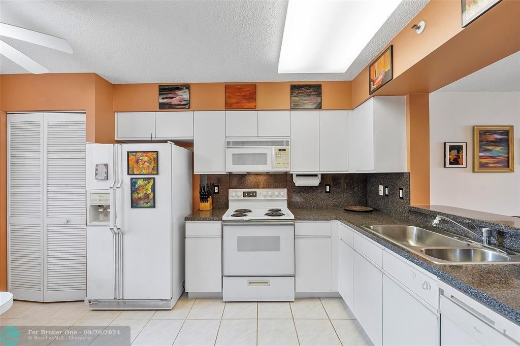 For Sale: $250,000 (2 beds, 2 baths, 1392 Square Feet)