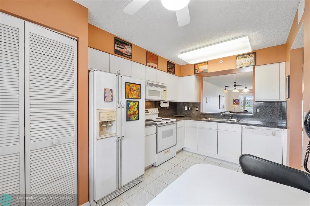 For Sale: $250,000 (2 beds, 2 baths, 1392 Square Feet)