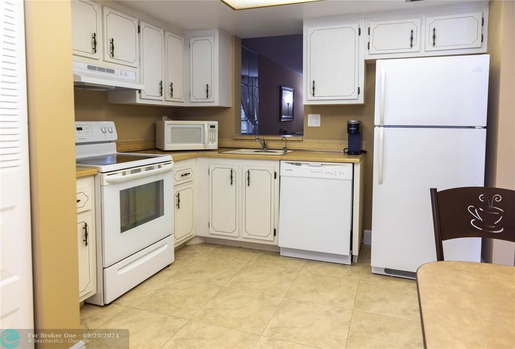 For Sale: $165,000 (2 beds, 2 baths, 1000 Square Feet)