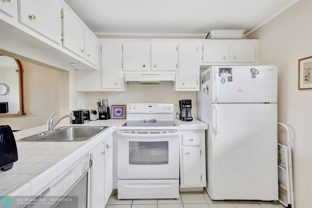 For Sale: $200,000 (2 beds, 2 baths, 980 Square Feet)