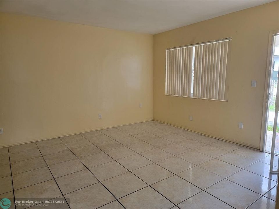 Active With Contract: $2,000 (2 beds, 1 baths, 1333 Square Feet)