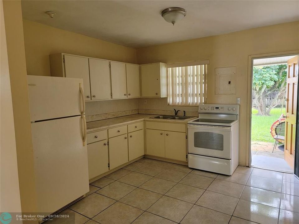 Active With Contract: $2,000 (2 beds, 1 baths, 1333 Square Feet)