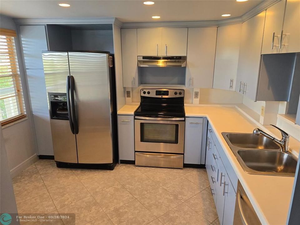 For Sale: $159,900 (2 beds, 2 baths, 1160 Square Feet)