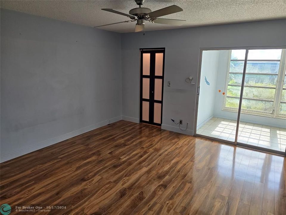 For Sale: $159,900 (2 beds, 2 baths, 1160 Square Feet)