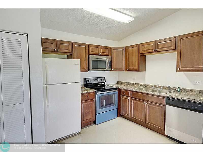 For Rent: $2,250 (2 beds, 1 baths, 749 Square Feet)