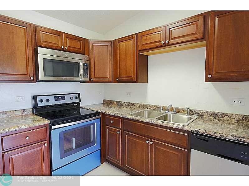 For Rent: $2,250 (2 beds, 1 baths, 749 Square Feet)