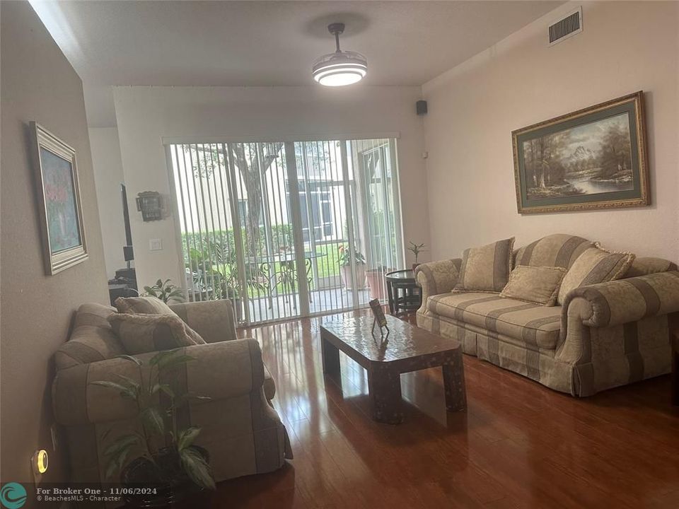 En Venta: $385,000 (2 camas, 2 baños, 1600 Pies cuadrados)