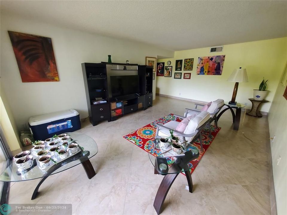 For Sale: $225,000 (2 beds, 2 baths, 1075 Square Feet)