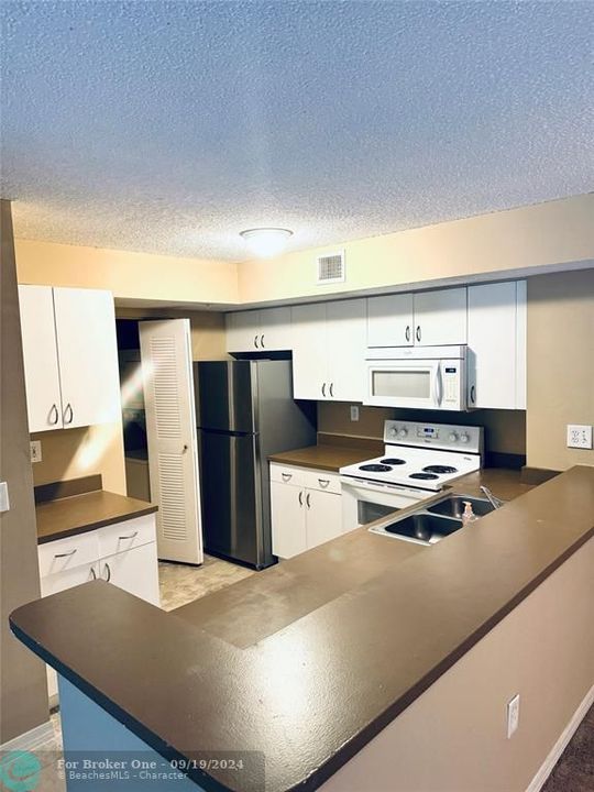 For Rent: $2,200 (2 beds, 2 baths, 1112 Square Feet)