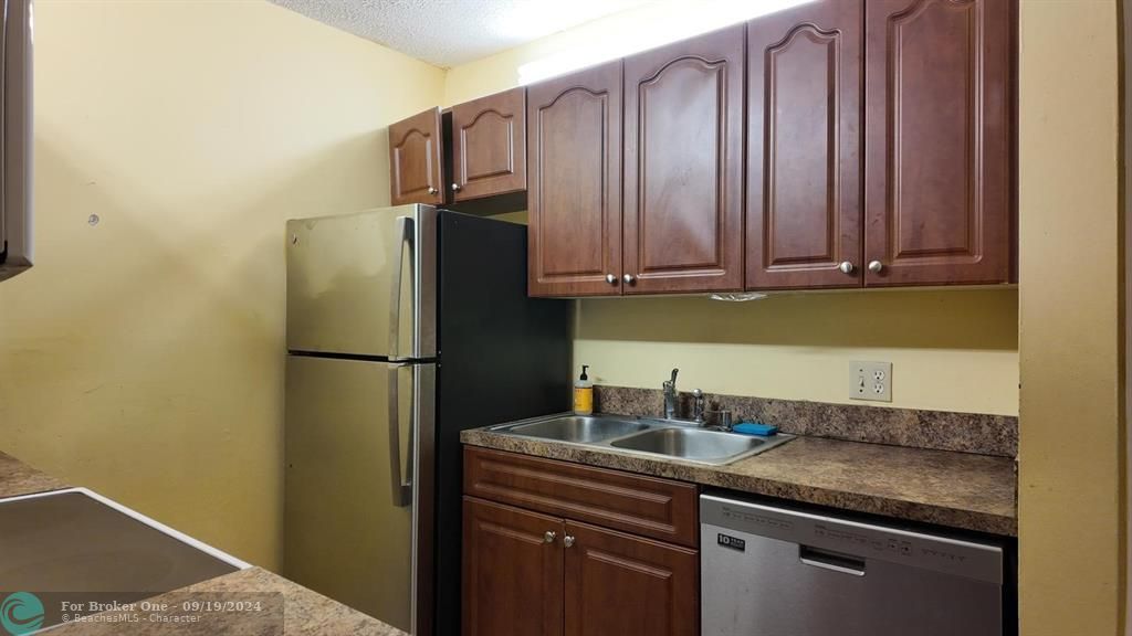 For Rent: $2,000 (2 beds, 2 baths, 953 Square Feet)