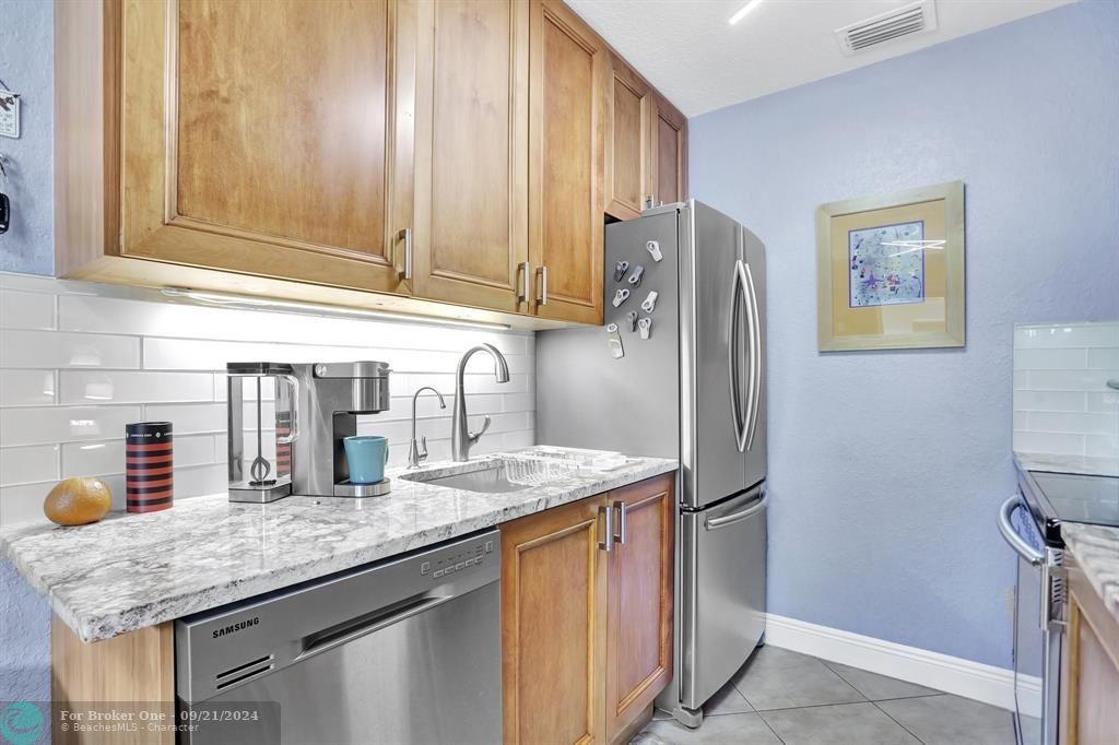 For Sale: $315,000 (2 beds, 1 baths, 725 Square Feet)