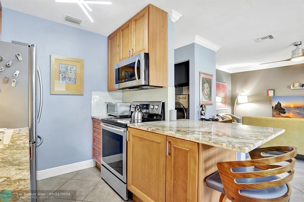 For Sale: $315,000 (2 beds, 1 baths, 725 Square Feet)