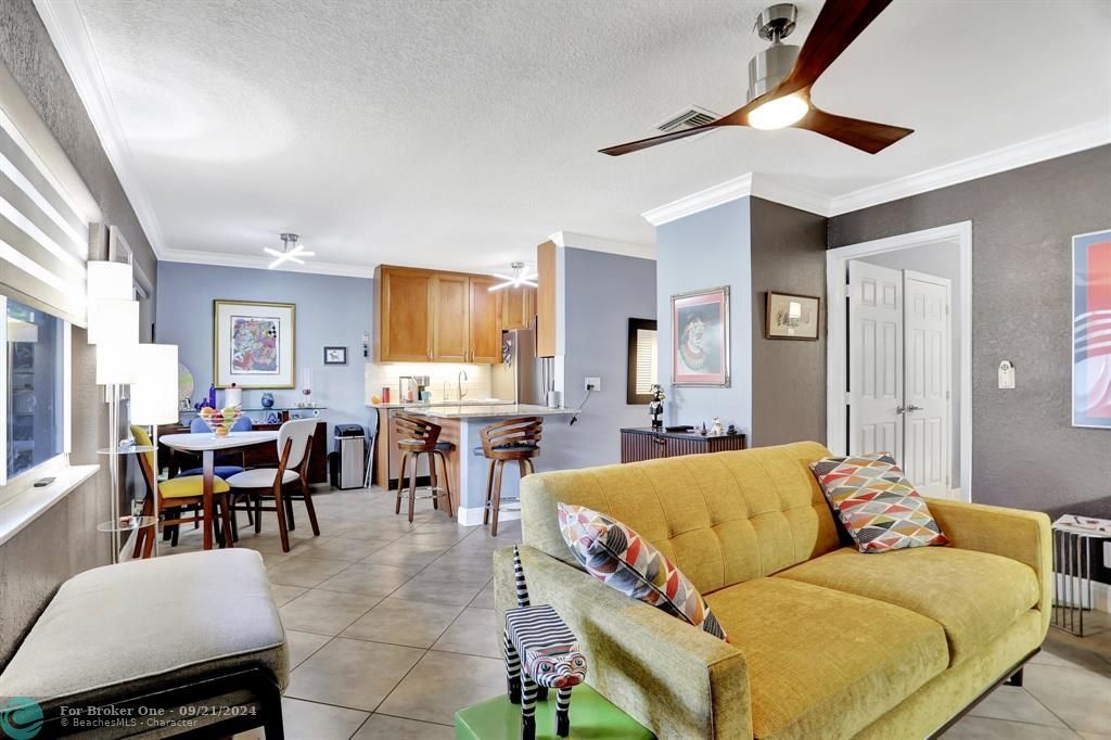 For Sale: $315,000 (2 beds, 1 baths, 725 Square Feet)