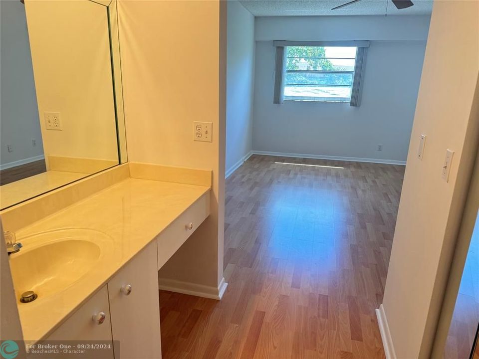 For Rent: $2,000 (2 beds, 2 baths, 1106 Square Feet)