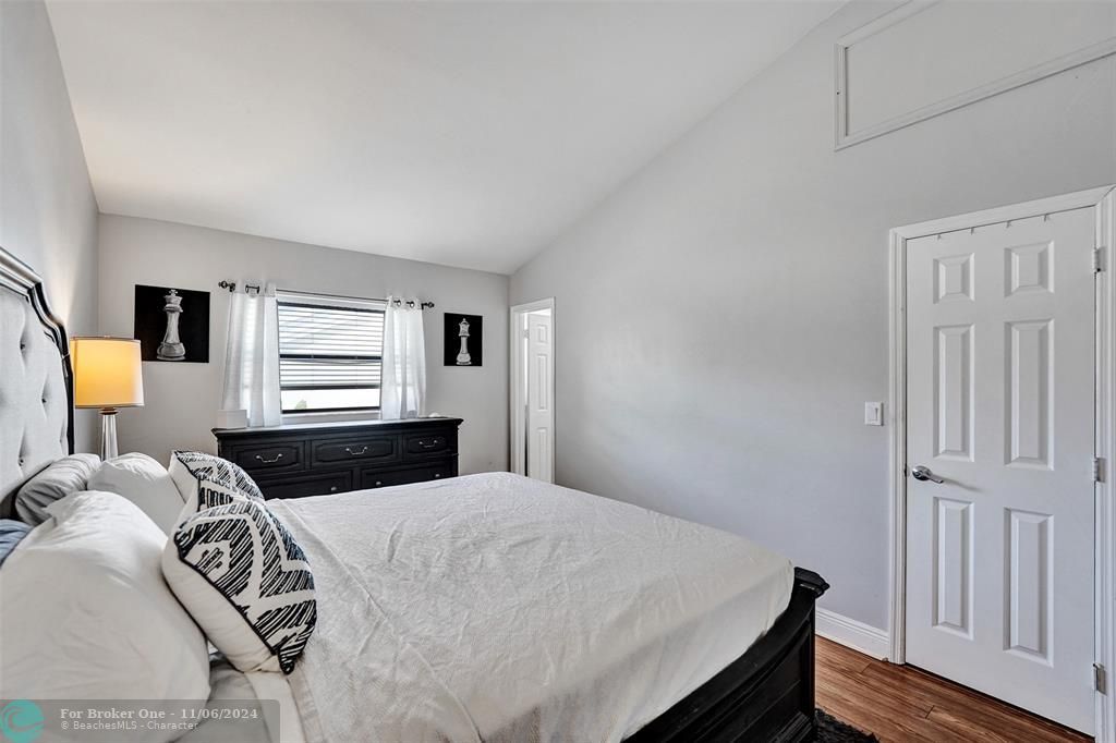 For Sale: $325,000 (2 beds, 2 baths, 1012 Square Feet)