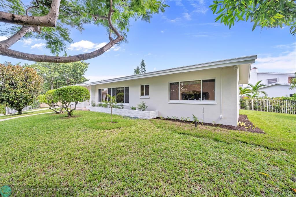 For Sale: $1,895,000 (3 beds, 2 baths, 2050 Square Feet)