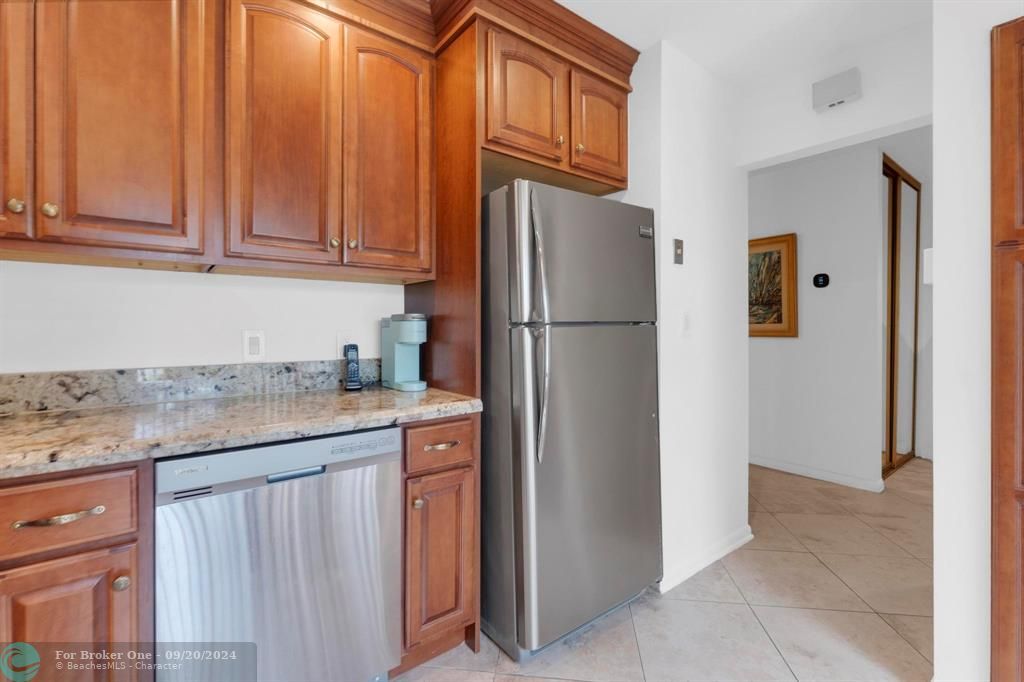 For Sale: $395,500 (2 beds, 2 baths, 1316 Square Feet)