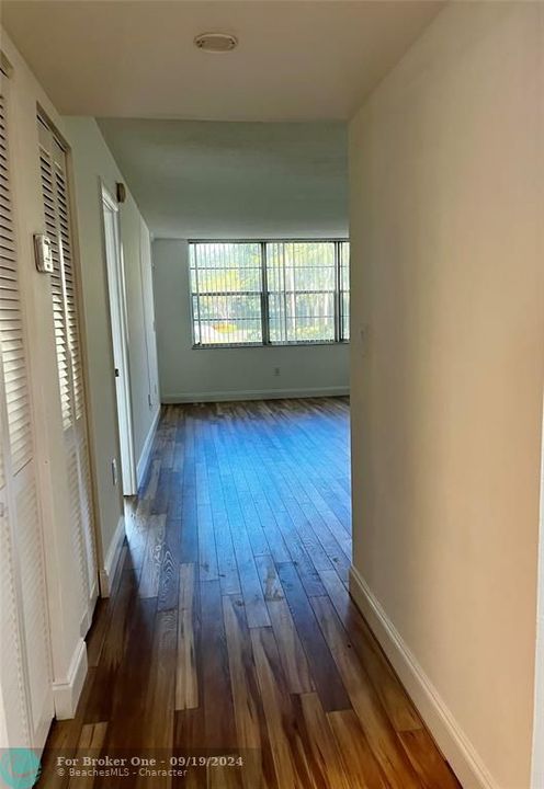 For Rent: $1,800 (1 beds, 1 baths, 900 Square Feet)